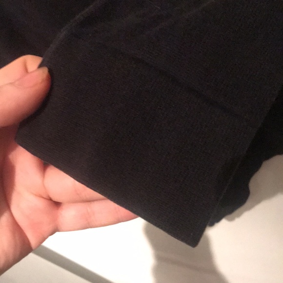 Fabulous Club Monaco 100% Cotton v neck sweatshirt with stylin’ sleeve pocket 👌 - Picture 6 of 7